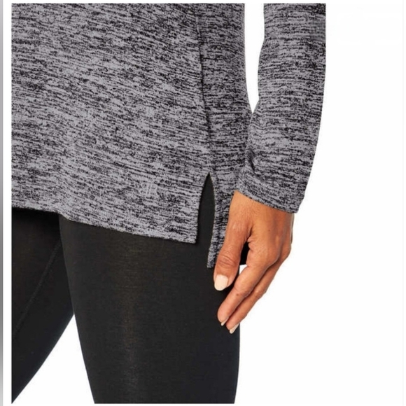 Banana Republic Heathered Black and White Long Sleeve V-Neck Top. - Picture 4 of 7